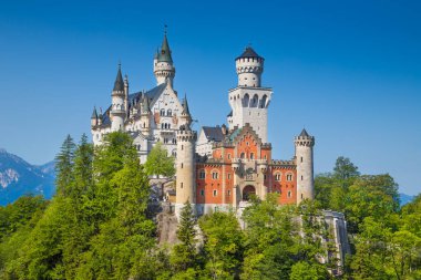 Dünyaca ünlü Neuschwanstein Şatosu 'nun güzel manzarası. 19. yüzyıl Romanesk Diriliş Sarayı. Kral II. Ludwig için engebeli bir uçurum üzerine inşa edilmiş.