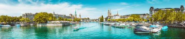 Yazın güneşli bir günde İsviçre 'nin Zürih Gölü' nde ünlü Limmat nehri ile tarihi Zürih şehir merkezinin panoramik manzarası