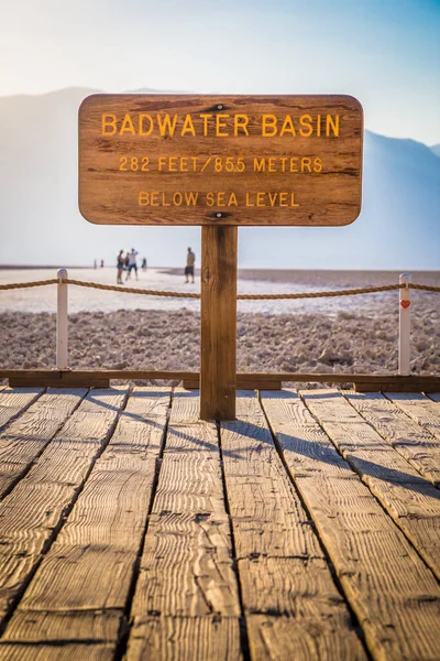 Drewniany Znak Słynnym Badwater Basin Najniższy Punkt Ameryki Północnej Głębokości — Zdjęcie stockowe