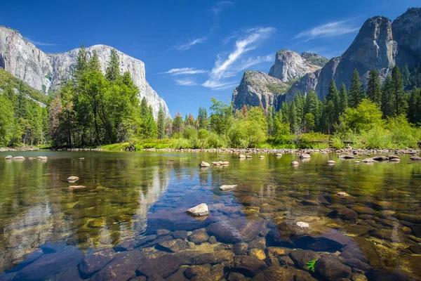 美国加利福尼亚州约塞米蒂国家公园 阳光明媚 夏日蓝天白云 风景秀丽的约塞米蒂山谷 著名的El Capitan攀岩峰 田园诗般的梅尔塞河 — 图库照片