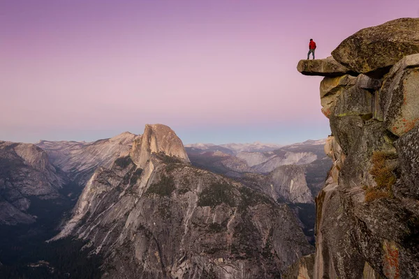 Intrépido Caminante Masculino Está Pie Sobre Una Roca Sobresaliente Glacier — Foto de Stock