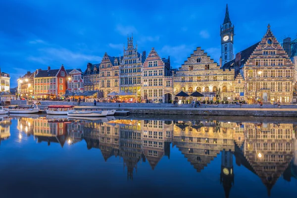 Gent Tarihi Şehir Merkezindeki Ünlü Graslei Nin Panoramik Manzarası Alacakaranlıkta — Stok fotoğraf