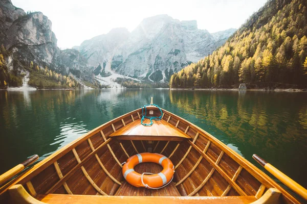 Piękny Widok Tradycyjnej Drewnianej Łodzi Wiosłowej Malowniczym Lago Braies Dolomitach — Zdjęcie stockowe