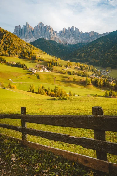 Krásný Pohled Idylické Horské Scenérie Dolomitech Slavnou Horskou Vesnicí Santa — Stock fotografie