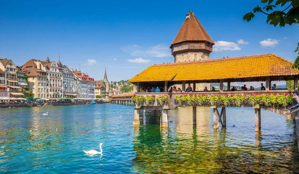 在瑞士卢塞恩州的一个阳光明媚的夏天 卢塞恩的历史中心是著名的教堂桥 是该市的象征 也是瑞士的主要旅游胜地之一 — 图库照片