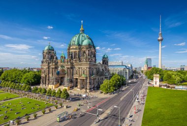 Berlin Katedrali 'nin Lustgarten Parkı' ndaki hava manzarası. Güneşli bir günde arka planda ünlü TV kulesi var. Yazın mavi gökyüzü ve bulutlar, Berlin Mitte, Almanya 'da yer alıyor.