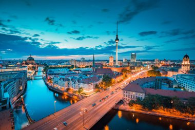 Berlin 'in klasik gökyüzü manzarası ünlü TV kulesi ve gün batımında güzel bir altın akşam ışığı altında Spree, Berlin Mitte, Almanya' nın merkezi.