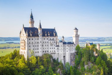Dünyaca ünlü Neuschwanstein Şatosu 'nun güzel manzarası, Kral II. Ludwig için inşa edilen 19. yüzyıl Romanesk Diriliş Sarayı, gün batımında güzel bir akşam ışığında, Fussen, güneybatı Bavyera, Almanya