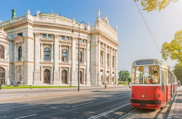 Tarihi Burgtheatre Mparatorluk Sarayı Tiyatrosu Geleneksel Kırmızı Tramvayla Ünlü Wiener — Stok fotoğraf