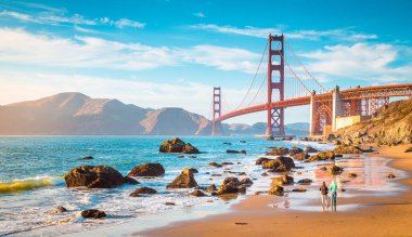 Güneşli bir günde güneşli bir günde güneşli bir günde manzaralı Baker Sahili 'nden görülen ünlü Golden Gate Köprüsü' nün klasik panoramik manzarası, San Francisco, California, ABD