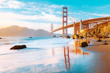 Güneşli bir günde güneşli bir günde güneşli bir günde manzaralı Baker Sahili 'nden görülen ünlü Golden Gate Köprüsü' nün klasik panoramik manzarası, San Francisco, California, ABD