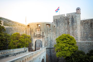 Gün doğumunda güzel sabah ışığında ünlü Dubrovnik Kazık Kapısı'nın (Eski Şehir Kapısı) panorama görünümü, Dalmaçya, Hırvatistan