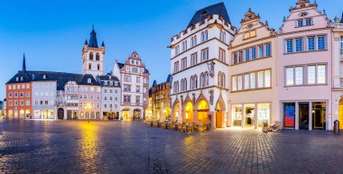 TRIER, GERMANY - 28 Mart 2017: Ünlü Hauptmarkt pazar meydanı ve St. Gangolf kilisesi ile tarihi şehir merkezi yazın alacakaranlıkta, Rheinland-Pfalz, Almanya