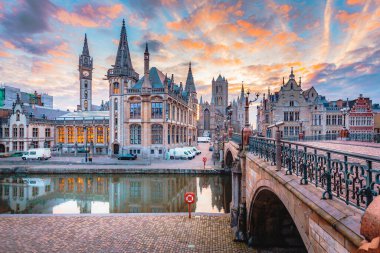 Gent 'in tarihi şehir merkezinin panoramik manzarası Leie nehri güzel bir alacakaranlıkla aydınlanıyor, Gent, Doğu Flanders, Belçika