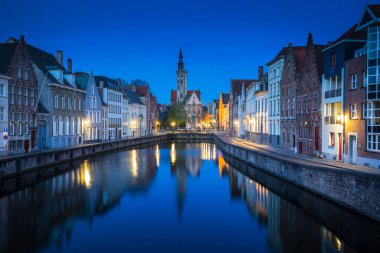 Ünlü Spiegelrei Kanalı 'nın muhteşem panoramik manzarası. Arka planda ünlü Poortersloge ve Jan van Eyck Meydanı. Alacakaranlık, Brugge, Flanders Bölgesi, Belçika' da mavi saatte aydınlatılmış.