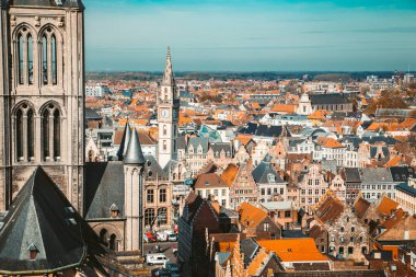Yaz aylarında mavi gökyüzü ve bulutlar ile güzel bir güneşli bir günde Ghent tarihi şehrin havadan panoramik görünümü, Doğu Flanders, Belçika eyaleti