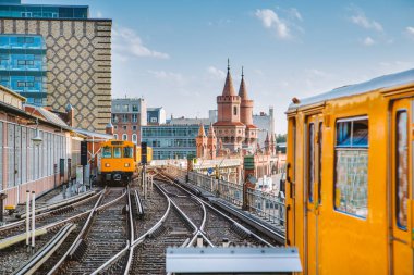 Berliner U-Bahn 'ın panoramik görüntüsü Oberbaum Köprüsü' nün arka planında antika filtre efekti, Berlin Friedrichshain-Kreuzberg