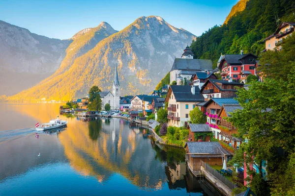 Klassische Postkartenansicht Der Berühmten Hallstätter Seestadt Den Alpen Mit Traditionellem — Stockfoto