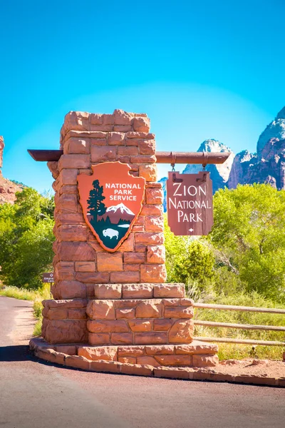 夏は青空 夏はユタ州 アメリカの美しい晴れた日にシオン国立公園の入り口の記念碑記号 — ストック写真