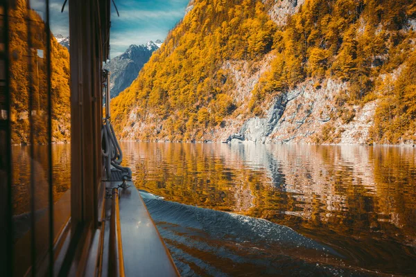 秋の美しい晴れた日を背景にワッツマン山を背景に コニグゼー湖で伝統的な客船が滑空 ベルクテスガデナーランド バイエルン ドイツ — ストック写真