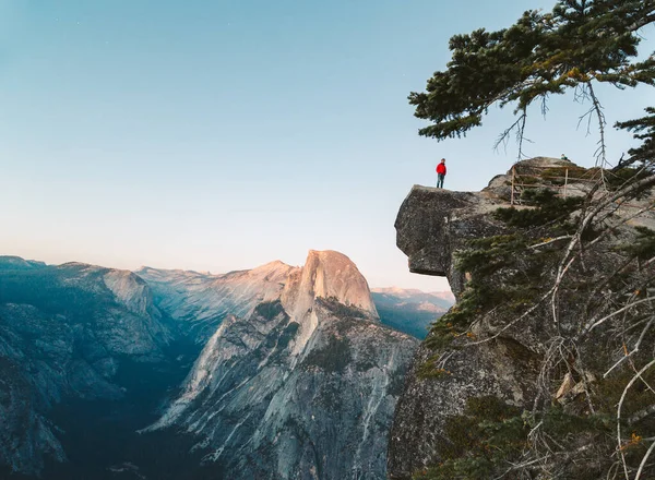 Excursionist Neînfricat Stă Stâncă Agățată Bucurându Priveliștea Spre Faimosul Half — Fotografie, imagine de stoc