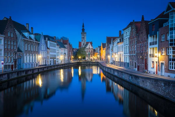 Ünlü Spiegelrei Kanalı 'nın muhteşem panoramik manzarası. Arka planda ünlü Poortersloge ve Jan van Eyck Meydanı. Alacakaranlık, Brugge, Flanders Bölgesi, Belçika' da mavi saatte aydınlatılmış.