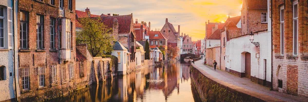 比利时西佛兰德省西佛兰德市日出时 在美丽的金色晨光中俯瞰历史名城城市中心的全景 — 图库照片