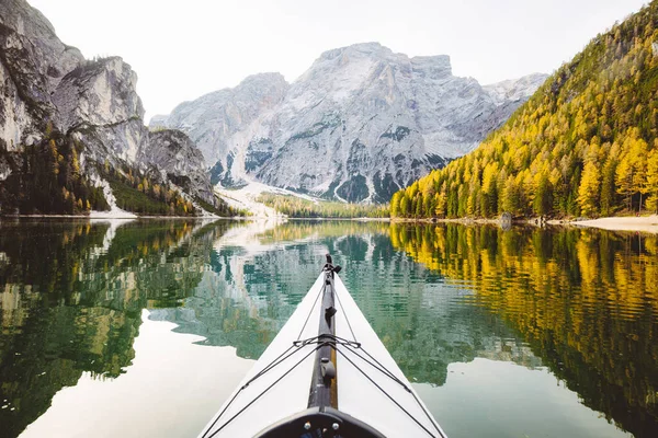 Beautiful View Kayak Calm Lake Amazing Reflections Mountain Peaks Trees — Stock Photo, Image