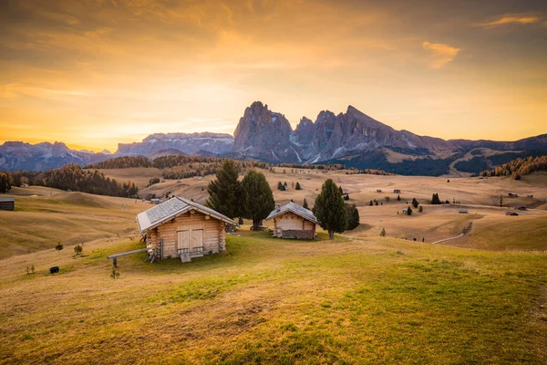 Prachtig Uitzicht Traditionele Houten Berghutten Het Schilderachtige Alpe Siusi Met — Stockfoto