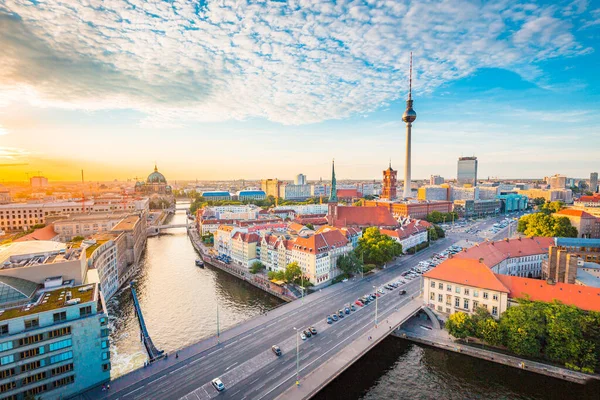 Klasický Pohled Panorama Berlína Slavnou Televizní Věží Sprévou Krásném Zlatém — Stock fotografie