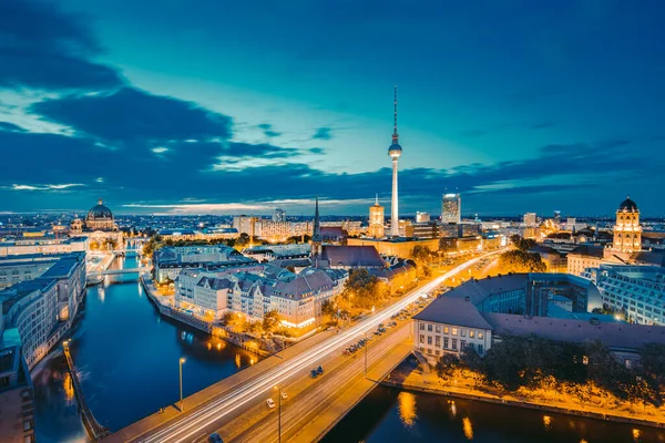 Klasický Pohled Panorama Berlína Slavnou Televizní Věží Sprévou Krásném Zlatém — Stock fotografie