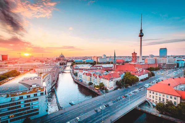 타워가 베를린의 스카이라인과 베를린 중심부 녘아름다운 황금빛 빛으로 프레에의 스러운 — 스톡 사진