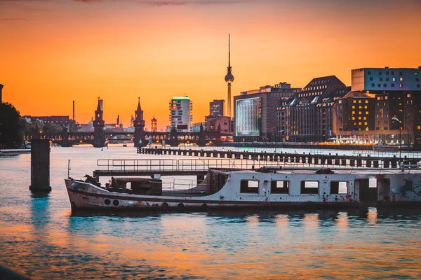 Panoráma Berlini Skyline Híres Torony Oberbaum Híd Régi Hajó Roncsból — Stock Fotó