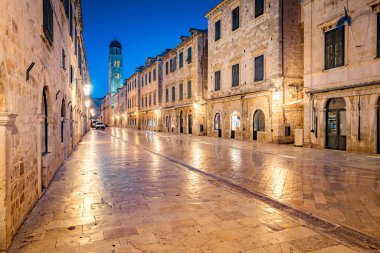 Eski Dubrovnik kasabasının ana caddesi olan ünlü Stradun 'un klasik panoramik manzarası, şafak sökmeden önceki güzel sabah alacakaranlığında, Hırvatistan' ın Dalmaçya kenti