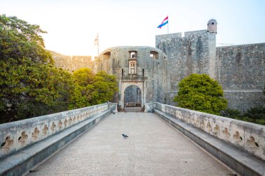 Gün doğumunda güzel sabah ışığında ünlü Dubrovnik Kazık Kapısı'nın (Eski Şehir Kapısı) panorama görünümü, Dalmaçya, Hırvatistan