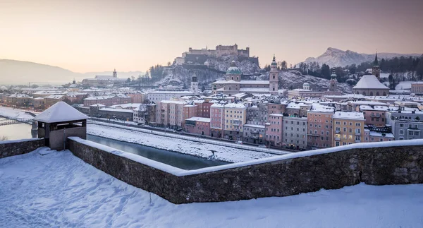Klasszikus Panoráma Kilátás Nyílik Salzburg Történelmi Városrészére Salzach Folyónál Gyönyörű — Stock Fotó