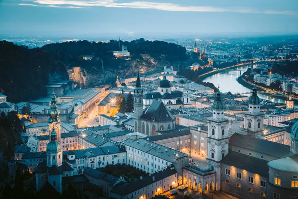 Klassischer Dämmerblick Auf Die Historische Stadt Salzburg Zur Blauen Stunde Stockbild