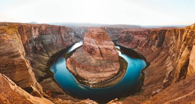 Colorado Nehri 'nin at nalı şeklindeki vahşi bir karakteri olan ünlü Horseshoe Bend' in klasik geniş açılı görüntüsü. Yazın günbatımında, Arizona, ABD 'de, güzel bir altın akşam ışığında Page kasabasının yakınında yer alıyor.