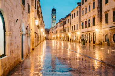 Şafakvakti ünlü Stradun ana caddesi ile Dubrovnik tarihi kenti güzel alacakaranlık görünümü, Dalmaçya, Hırvatistan