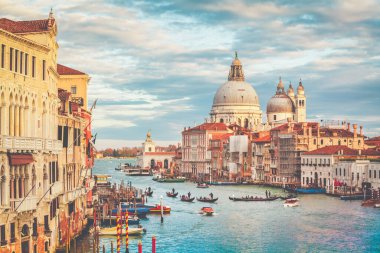 Klasik panoramik manzaralı ünlü Canal Grande manzaralı manzara manzaralı Bazilika di Santa Maria della Salute günbatımında güzel altın bir akşam ışığında antika filtre efektiyle, Venedik, İtalya