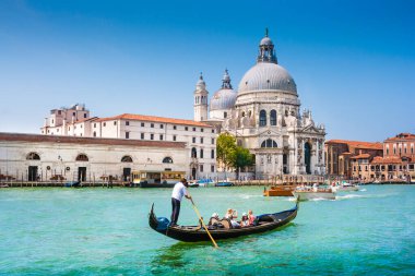 Venedik, İtalya 'da güneşli bir günde tarihi Bazilika di Santa Maria della Salute ile geleneksel Gondola manzarası