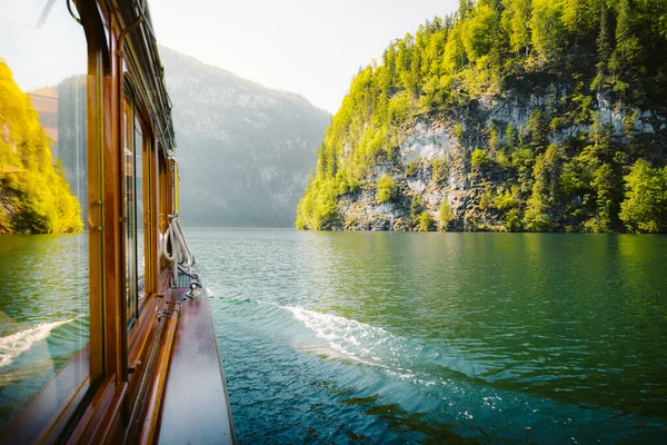 Traditional Passenger Boat Gliding Lake Konigssee Watzmann Mountain Background Beautiful — Stock Photo, Image
