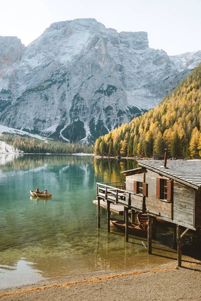 Vista Panorâmica Tradicional Casa Barcos Madeira Famoso Lago Braies Com — Fotografia de Stock