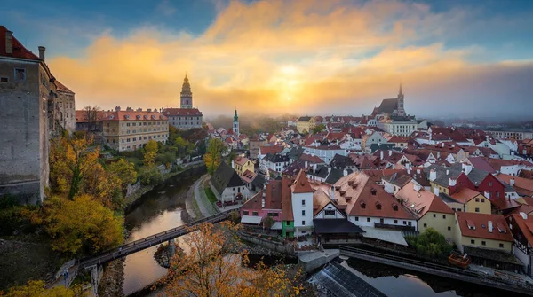 チェスキー クルムロフの歴史的な街のパノラマビューと有名なチェスキー クルムロフ城 1992年以来ユネスコ世界遺産 チェコ共和国の秋に神秘的な霧と日の出の美しい朝の光の中で — ストック写真