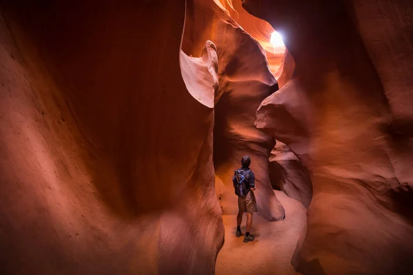 Erstaunliche Sandsteinformationen Mit Männlichen Wanderern Berühmten Antelope Canyon Einem Sonnigen lizenzfreie Stockfotos