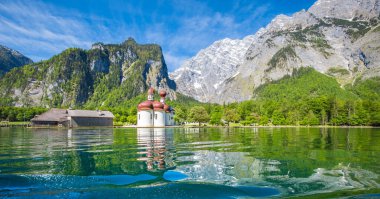 Yazın güneşli bir günde dünyaca ünlü Sankt Bartholomae hac kilisesi ve Watzmann Dağı ile Konigssee Gölü 'nün klasik panoramik manzarası, Berchtesgadener Toprakları, Bavyera, Almanya