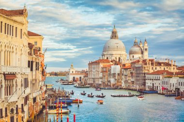 Klasik panoramik manzaralı ünlü Canal Grande manzaralı manzara manzaralı Bazilika di Santa Maria della Salute günbatımında güzel altın bir akşam ışığında antika filtre efektiyle, Venedik, İtalya