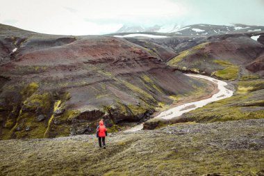 İzlanda 'nın dağlık kesimlerindeki Landmannalaugar' da yürüyüş yapan kişinin muhteşem manzarası.