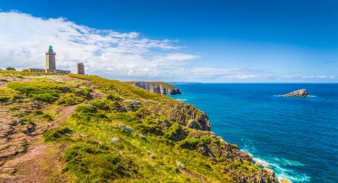 Cote d 'Emeraude, Plevenon, Cotes-d' Armor, Bretagne, Kuzey Fransa 'daki ünlü Cap Frehel yarımadasında geleneksel deniz feneriyle panoramik manzara manzarası