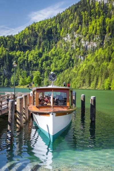 Vista Clásica Del Barco Pasajeros Tradicional Famoso Lago Konigssee Hermoso —  Fotos de Stock